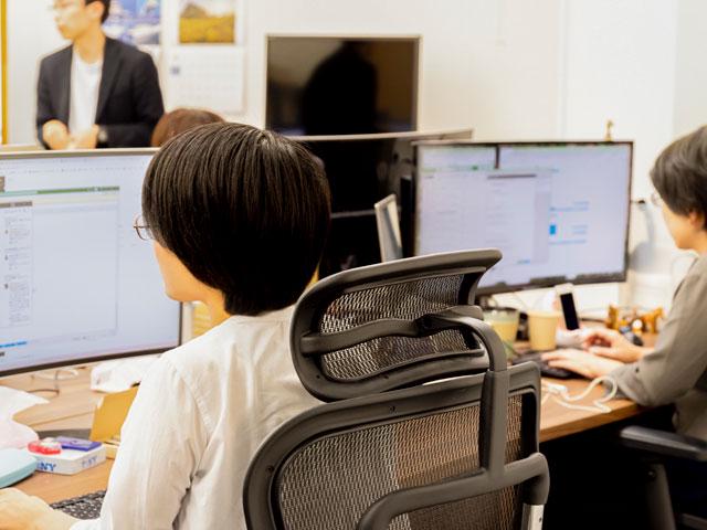 1人に1台ずつ大画面モニターを支給。ITツールを活用した業務効率化にも徹底的にこだわり、「社員の働きやすい環境づくり」に力を入れる。