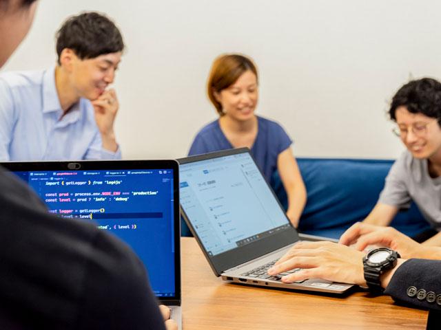 入社後は「ジョブローテーション」により各部署の役割を知ることができる。未経験・異業界から入社する社員にも丁寧に説明するので安心して業務に取り組める。