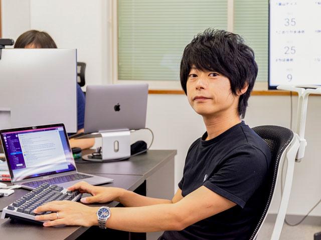 ユニークワンのプロダクト開発をけん引してきたスーパーエンジニア。東京の有名ベンチャーでマネージャーとして活躍したのち、新潟にあるユニークワンにUターン転職。プロダクトの企画・開発から運用まで幅広くこなす。