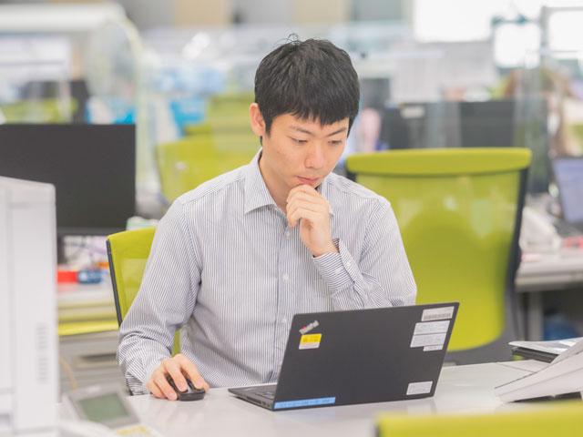 リモート体制の推進もあって全社にコラボレーションプラットフォームを導入。Webミーティング用ブースも設置して活用を促進している。オンライン飲み会を行う場合は、会社が「おつまみ代」を支給して援助している。