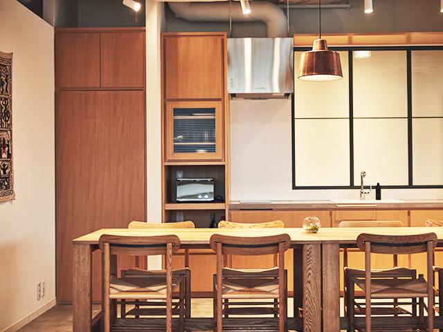 ミーティングスペースとしても食事スペースとしても利用できる４Fのフリースペース。