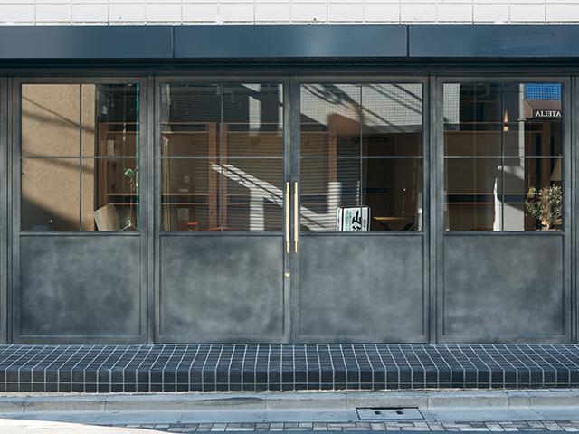 路上に面したスタジオにもなる１Fフリースペース。会議にも使われています。