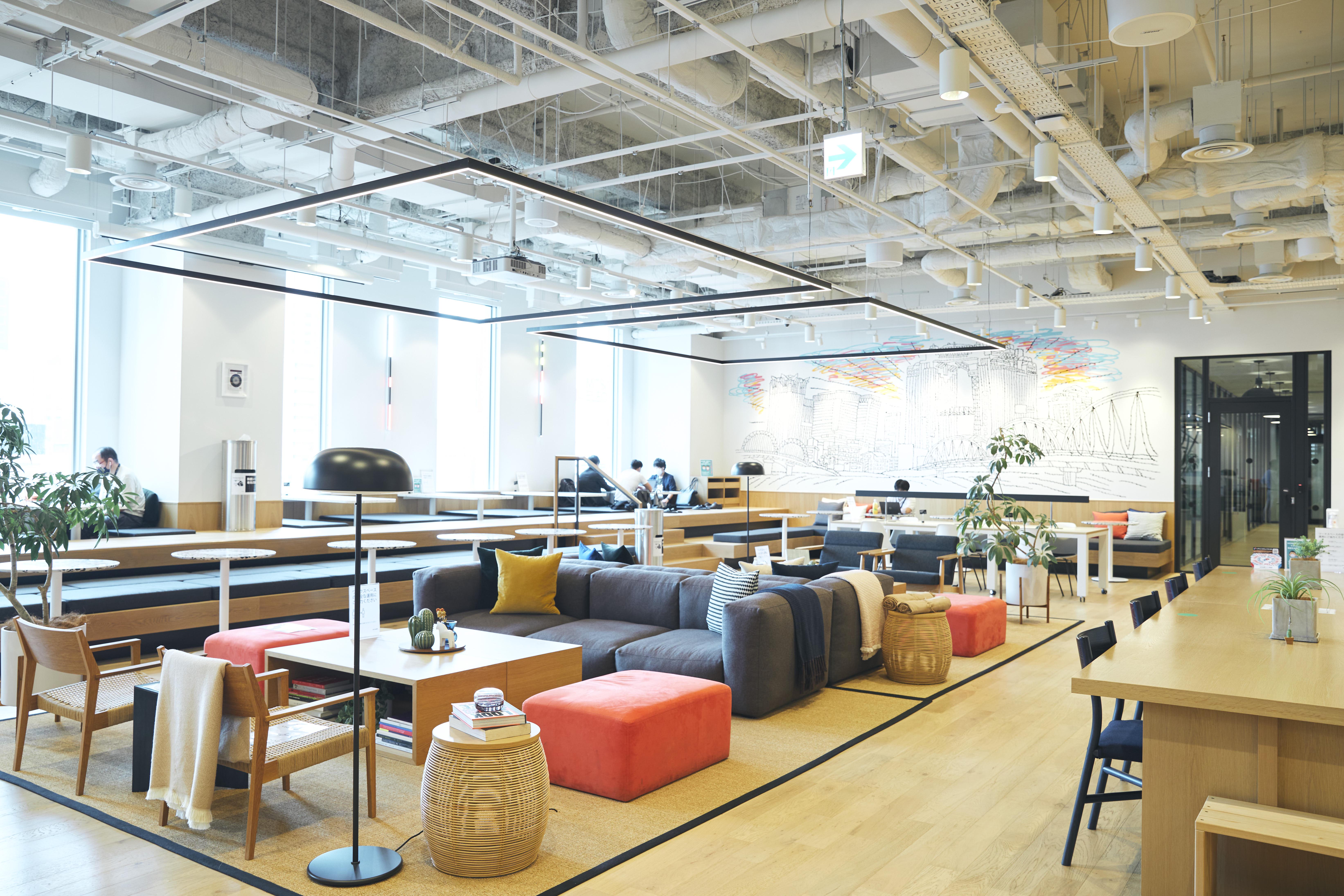 大阪の拠点は難波スカイオ内にある最新のシェアオフィス。（WeWork難波スカイオ）