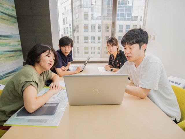 100億プロジェクト戦略戦術会議は定例でスタッフのみで行われ、新たな施策・新商品・システム導入・新規事業等はここで決まっていく。自主性が求められ、視野を広く、物事を俯瞰的に捉える力が磨かれていく。受け身な姿勢だと周りとどんどん差が開くので積極性が求められる。