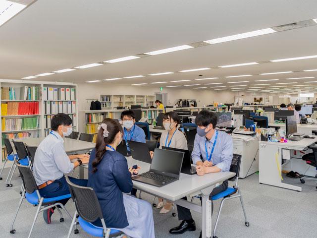 建設コンサルタントとは、公正中立な立場から建設プロジェクトを推進し、発注者と住民の合意形成を図るコーディネーターとしての役割を担う。