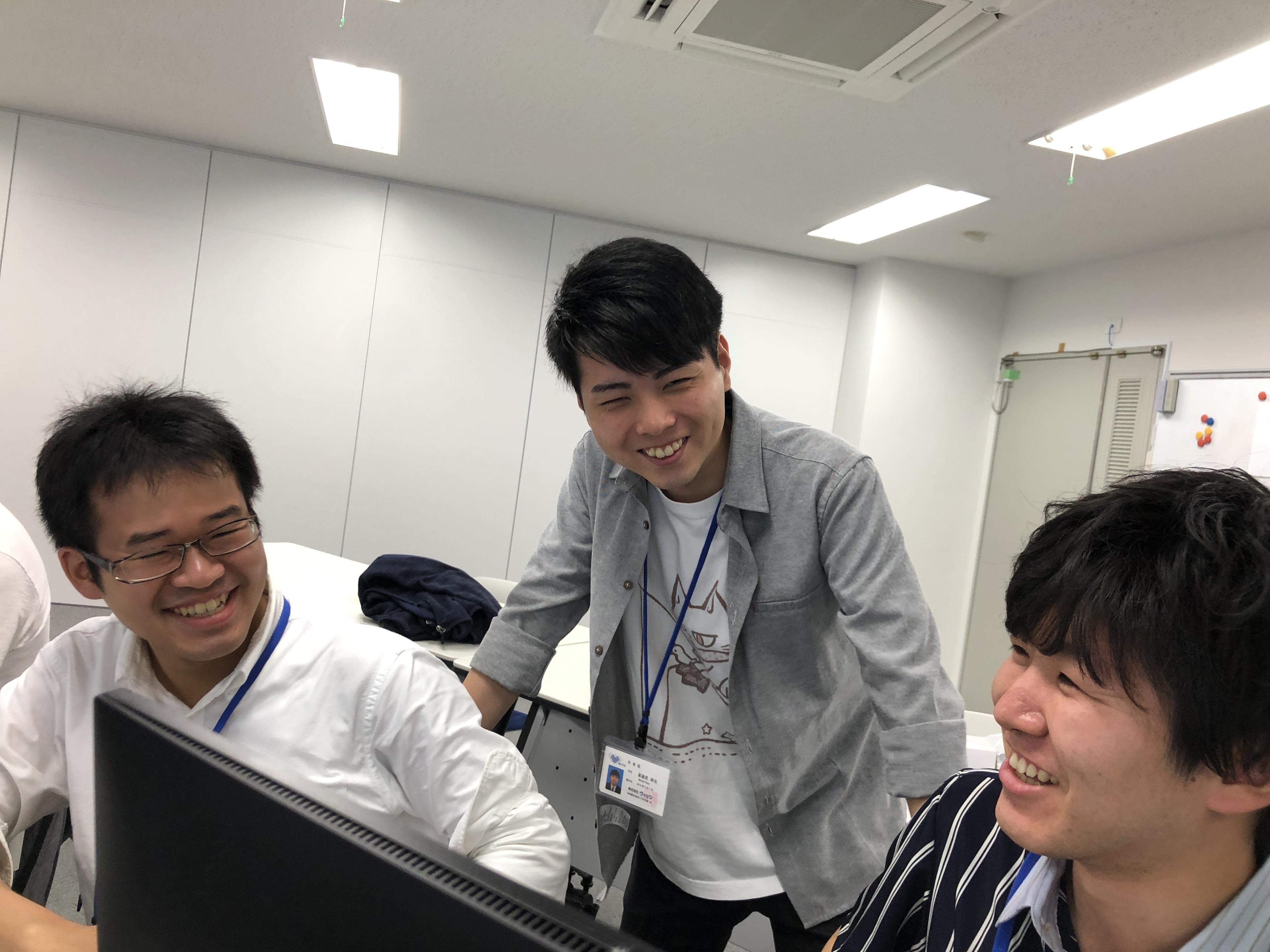 社内の人間関係はフラットで、上司と部下は同じ仕事に取り組む「仲間」として、互いに遠慮せず発言しあえる社風である。自分なりの目標やビジョンを持ち、積極的に行動できる人材にとっては居心地が良く、それぞれの個性や志向に合わせた成長が実現できる。