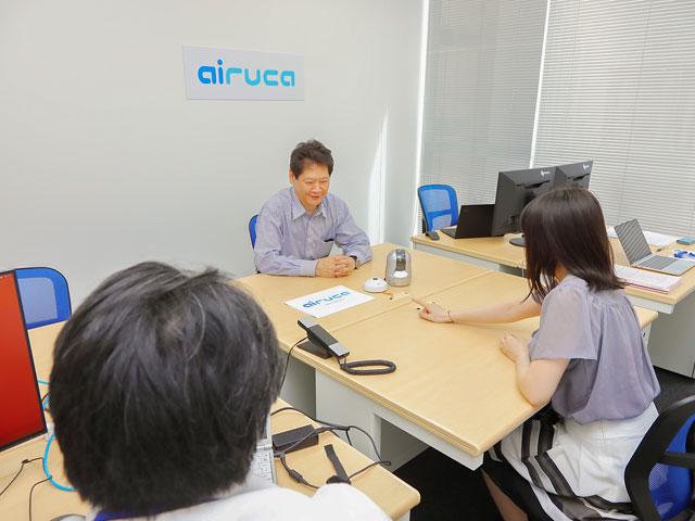 『AI-Behavia』は、既存のネットワークカメラや録画装置、PCを繋いだシステムにPoEハブを介して接続するだけで、人物認識AIによる様々な機能を活用できる。