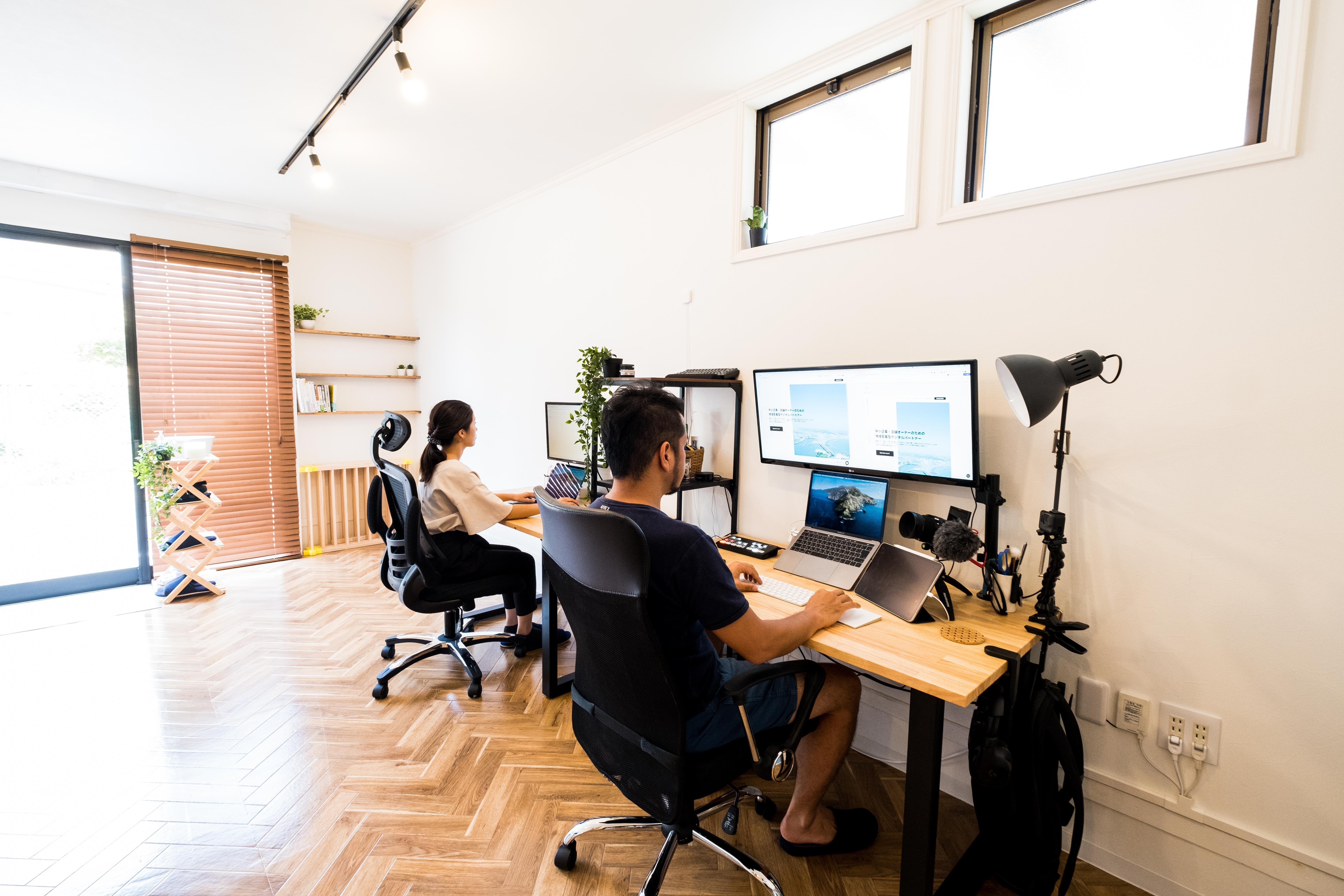 永田氏が前職で築いた経歴と人脈をもとに、まずは大手自動車メーカーのプロジェクトを受注した。