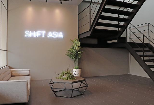 天井まで吹き抜けの開放感あるエントランス。