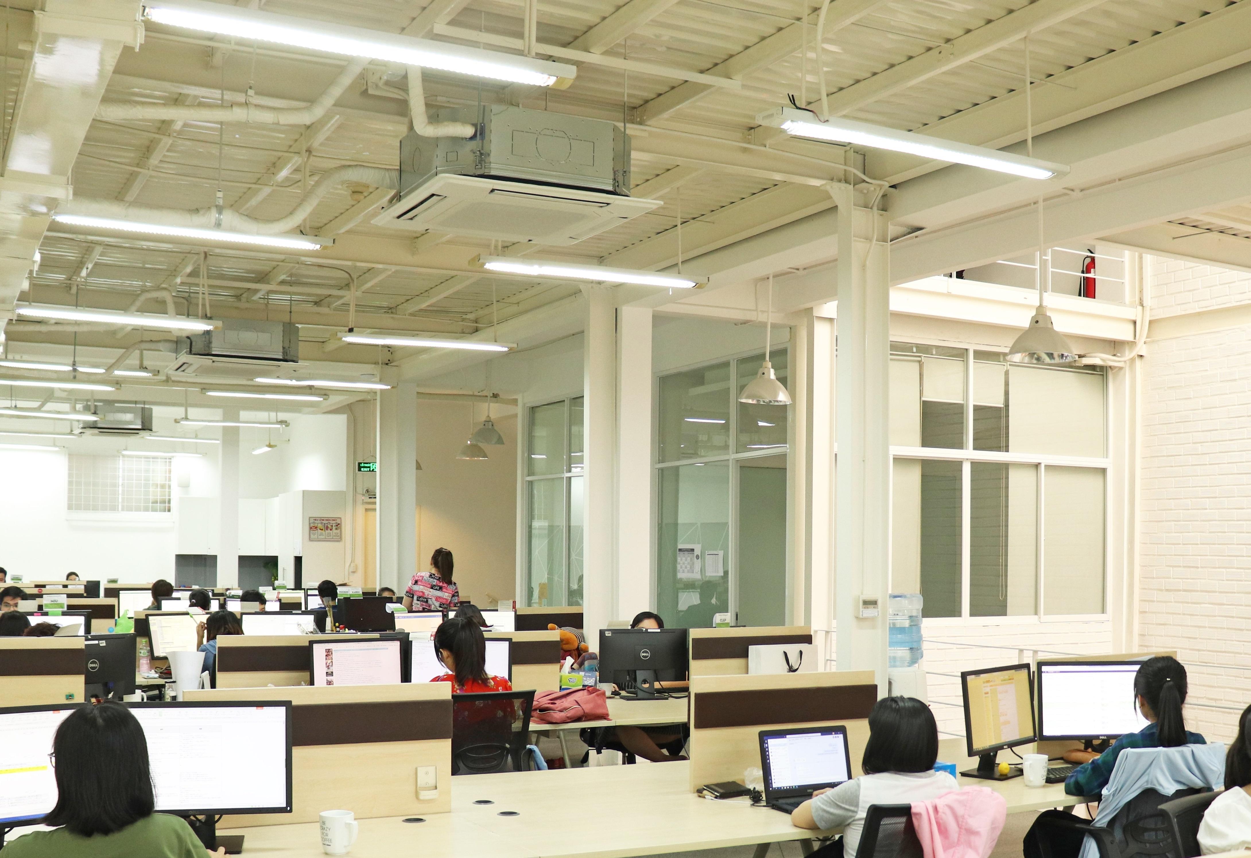 5階建てのビルを一棟借りしたオフィスは、広々とした空間で集中して業務に取り組めます。