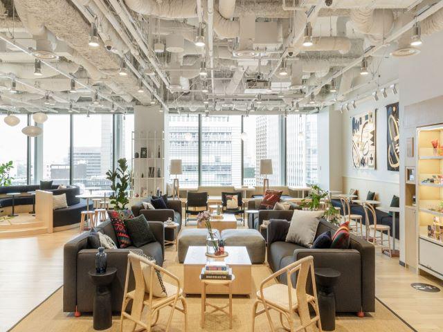 創業10年を機にWeWorkへ本社を移転。共有ラウンジやフリードリンクなどの設備も整った働きやすい綺麗なオフィスです。