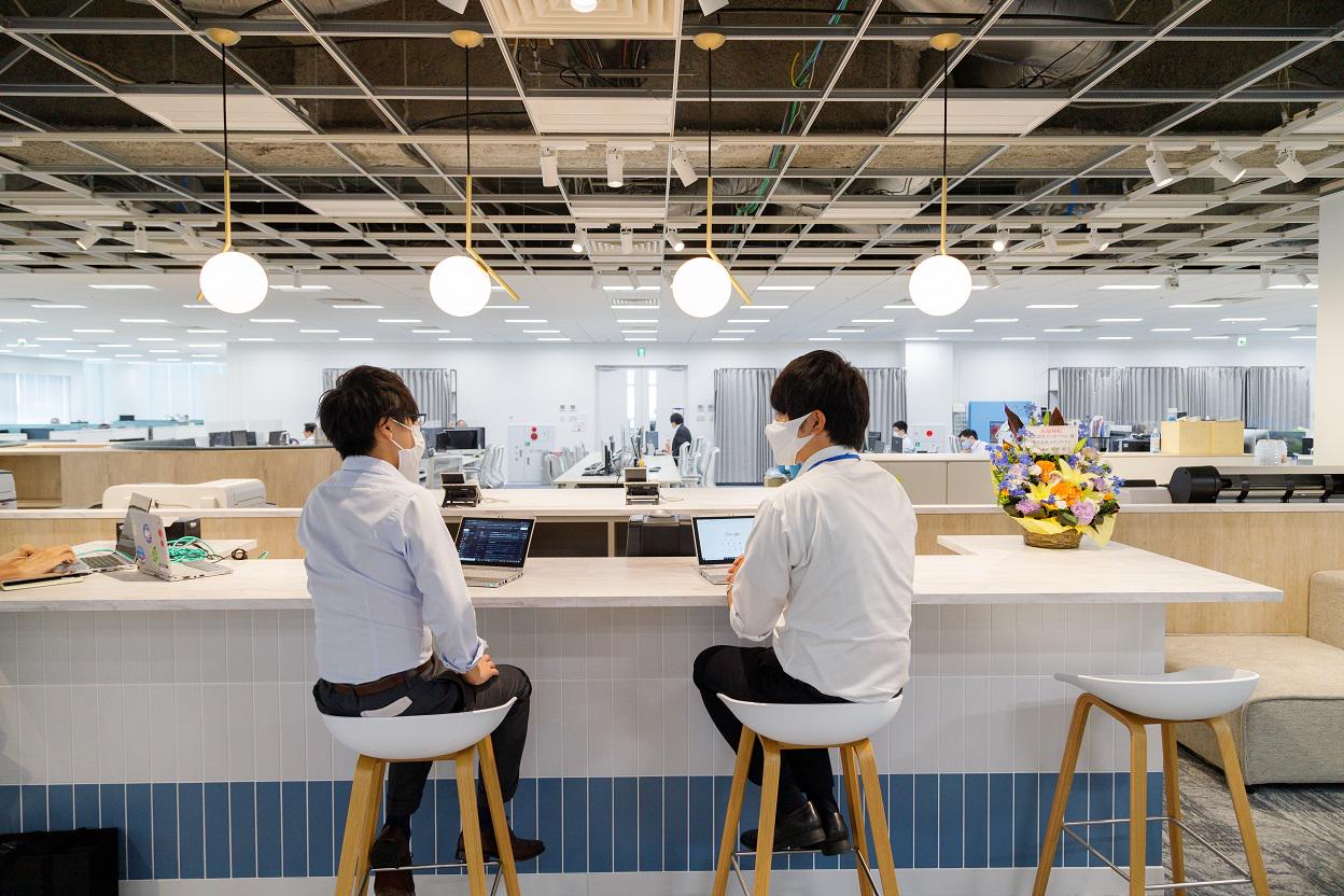 社員全員で意見を出し合って、全員が協力をしながら新たな製品やソフトを創り上げている。