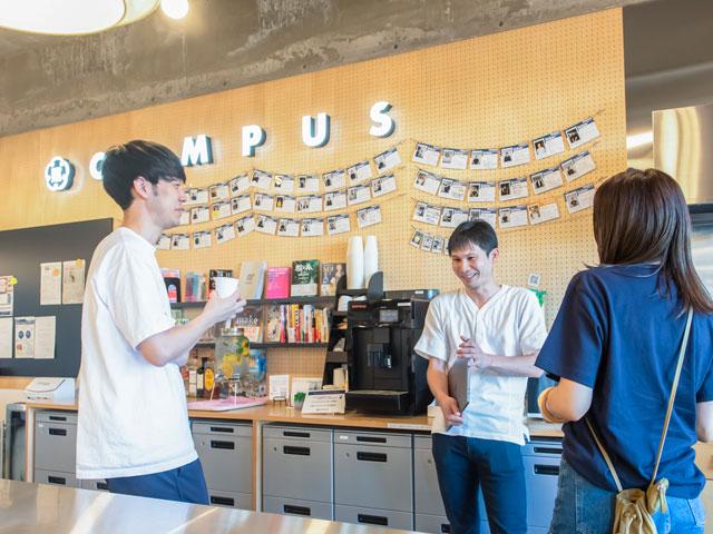 体育館や運動場、カフェ等の共用ゾーンも利用することができる、廃校となった小学校校舎をリノベーションして生まれたインキュベーション施設内にオフィスを構えている。