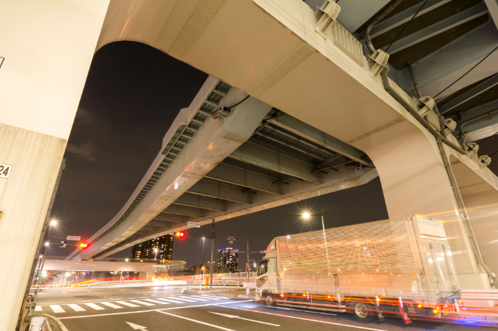 急に配送が必要になった荷主のニーズに対応し、多様な荷物を運ぶ対応力が評価され、スタートから3年強で約700社の顧客および車両や人材を擁するまでに成長。