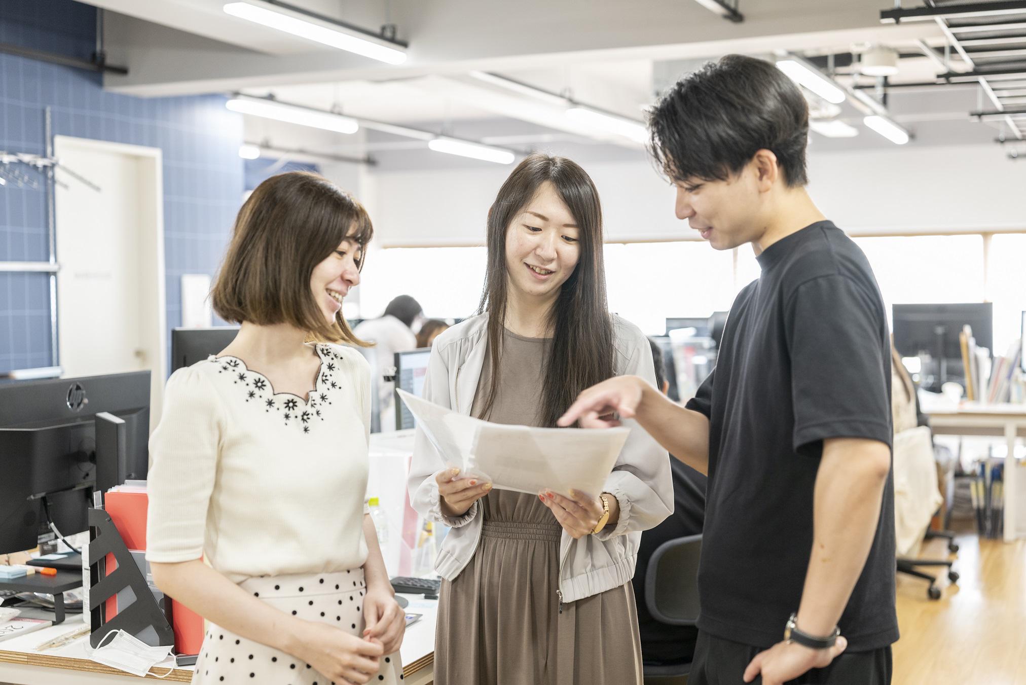 様々なバックグラウンドを持った社員が在籍。ディスカッションしながら進めていくスタイル。