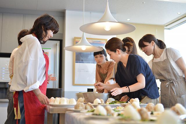 女性が多くを占める同社において、働く制度としては産休・育休はもちろんのこと、介護休暇制度、子供が小学3年になるまで利用できる時短・フレックス制度や、年次有給休暇を半日（4時間）単位で取得できる制度、結婚・出産・介護・留学・転職等を目的に退職した社員を再雇用する復職制度も用意されている。