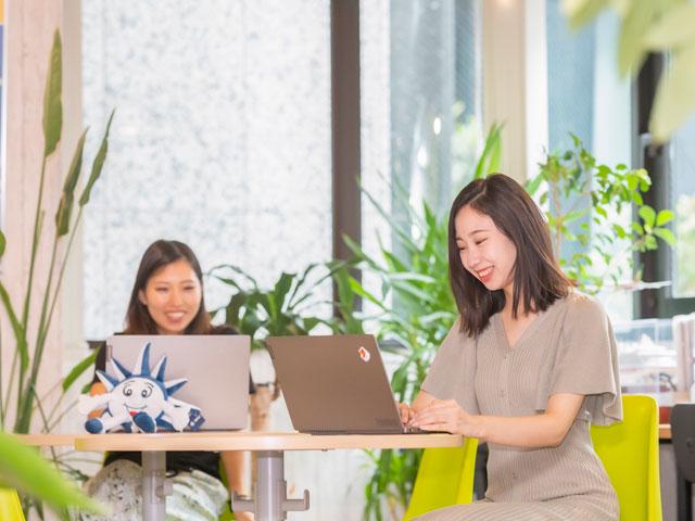 2020年7月末時点の従業員数は33名（役職員・アルバイト含む）で、平均年齢は26.5歳と若い。男女比は4：6の比率で、女性の役職者が1名在籍している。