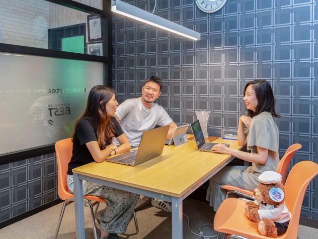 旅の新しいスタイルを提案すると同時に、既存事業のホテル・旅館経営、新電力事業、そして、新規参入する国内旅行事業をオンラインで繋いでいく計画が進行中だ。