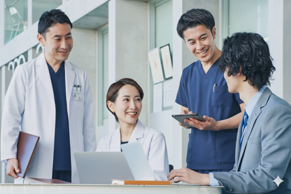 募集している求人：コンサル経験者求む。歯科経営の実務実行型コンサルタント◆ 業界未経験歓迎／1200万～1500万円可能／成果にコミットし、自由な働き方を手に入れる／業績連動賞与／直行直帰／働く場所自由