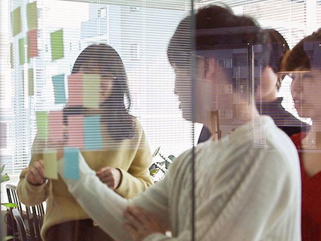 若手やベテランを問わず、自由に意見を出し合う風土があります。