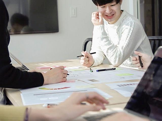 社内の打ち合わせ風景。
