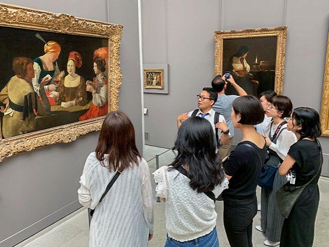 パリのルーブル美術館にて芸術研修。