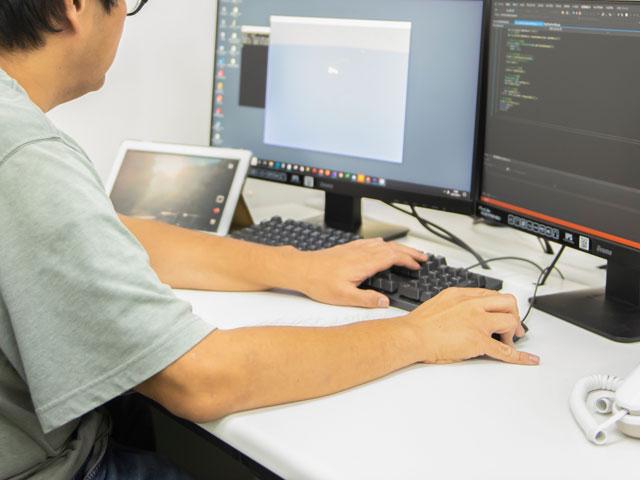 、時差出勤可、副業可で、勤務中の服装は自由。開発環境はハイスペックPC・デュアルディスプレイが用意され、主な福利厚生は各種社会保険、健康診断（年1回）、フリードリンク等がある。