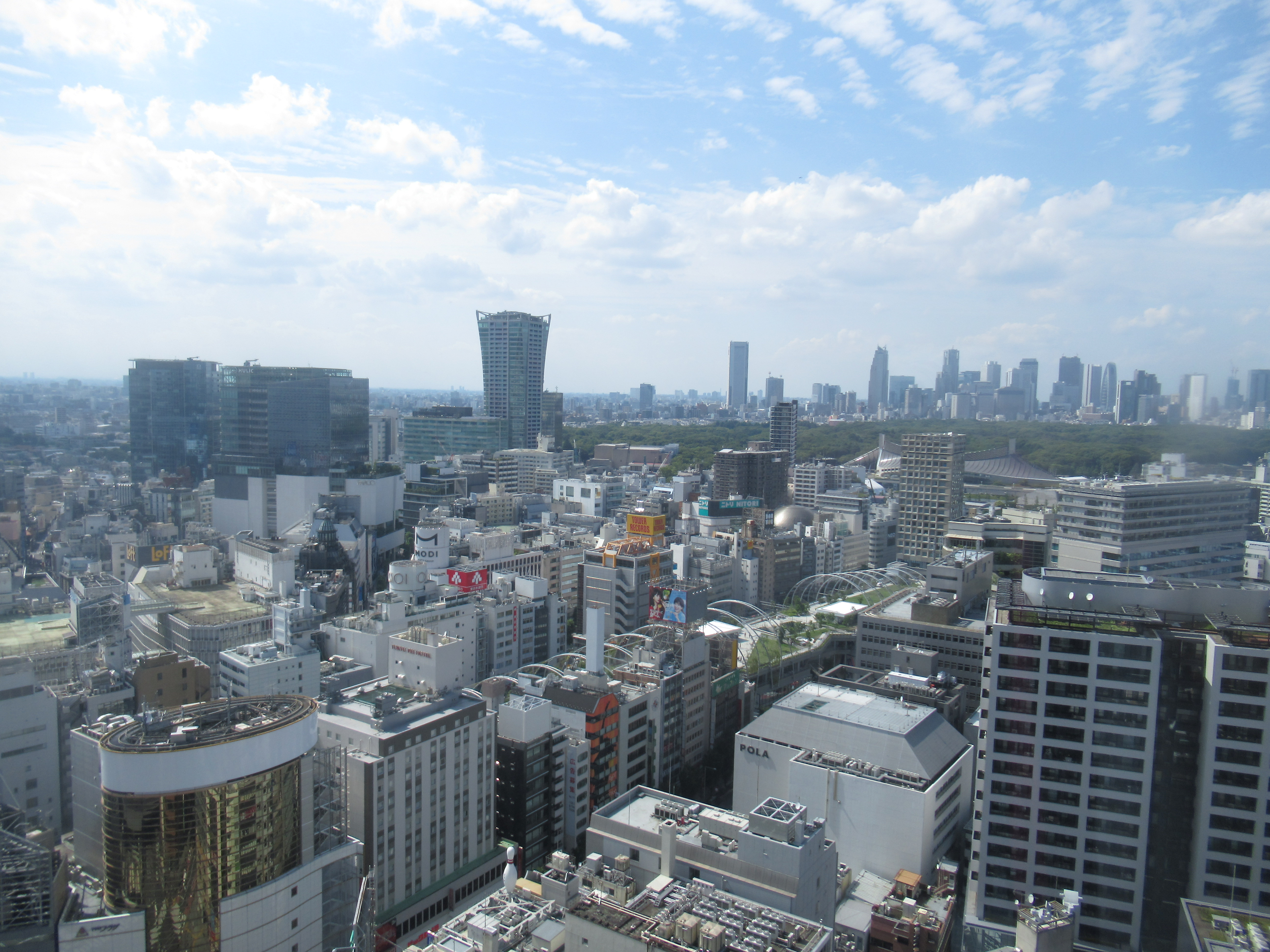 オフィスのエレベーターホールからの眺め。オフィスは渋谷駅直結のヒカリエにあります。