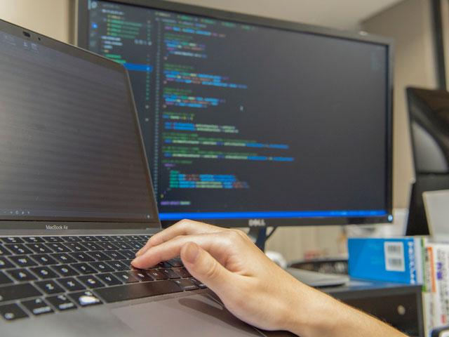 「アルゴリズムで人間の思考を拡張する」をミッションに、各種産業ドメインにおいて、先端人工知能技術を駆使してソフトウェアを知能化するソリューション開発や研究活動をおこなっている同社。