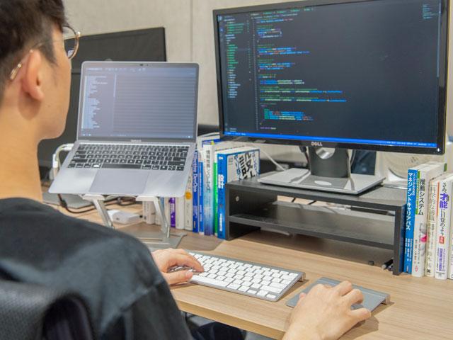 金融市場を中心とする研究事例も多い。金融業界には、ニュース情報をはじめ多くの非構造化データが存在する。これらの情報を効率良く処理するため、自然言語処理を用いて、非定型型の複雑な文書であっても情報の自動抽出を実現した。