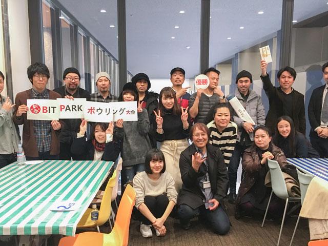 フランクなコミュニケーションが常だが、仕事に対しては実直に取り組む。メリハリのある働き方が特徴だ。責任感と挑戦意欲を持つコミュニケーションが得意な人物を求めたいという。