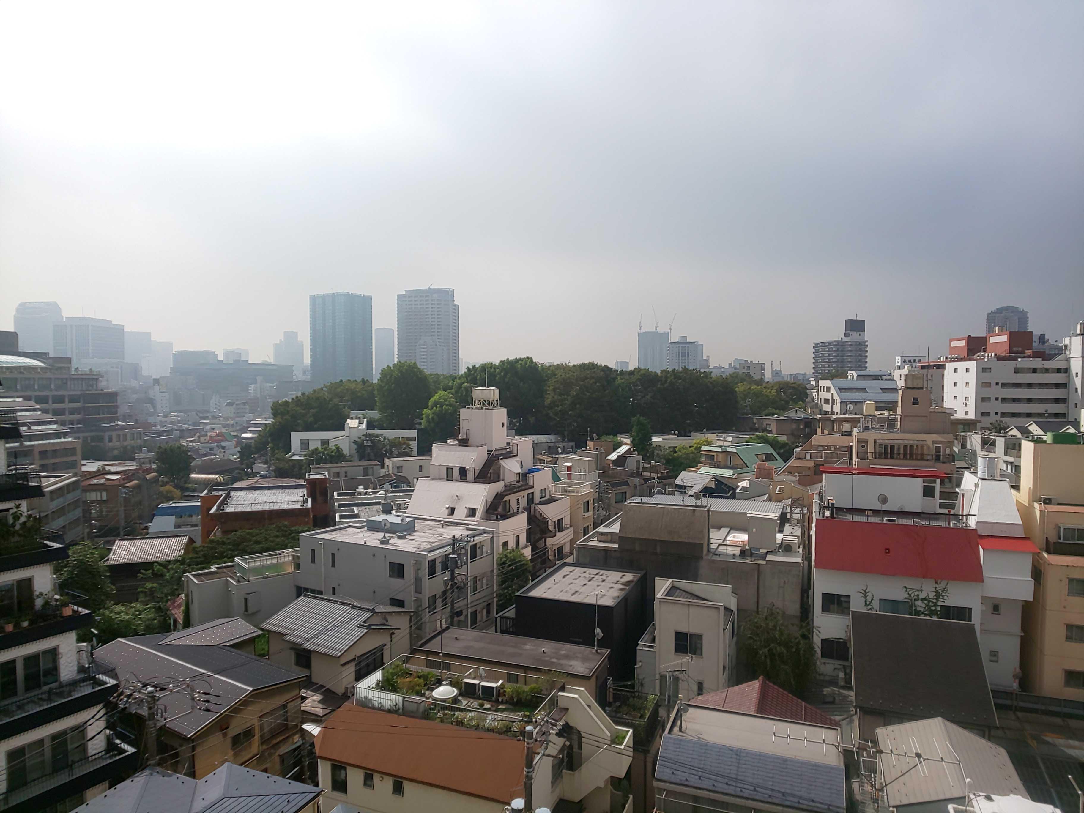 ミーティングルームから一望できる麻布の街並み。休憩や気分転換にも利用OK。