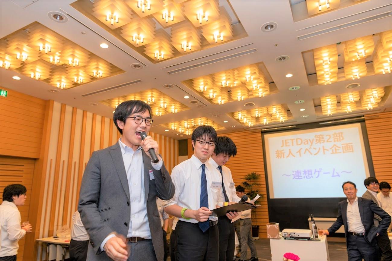 忘年会では立食パーティ、イベントを実施（コロナ禍以前）
