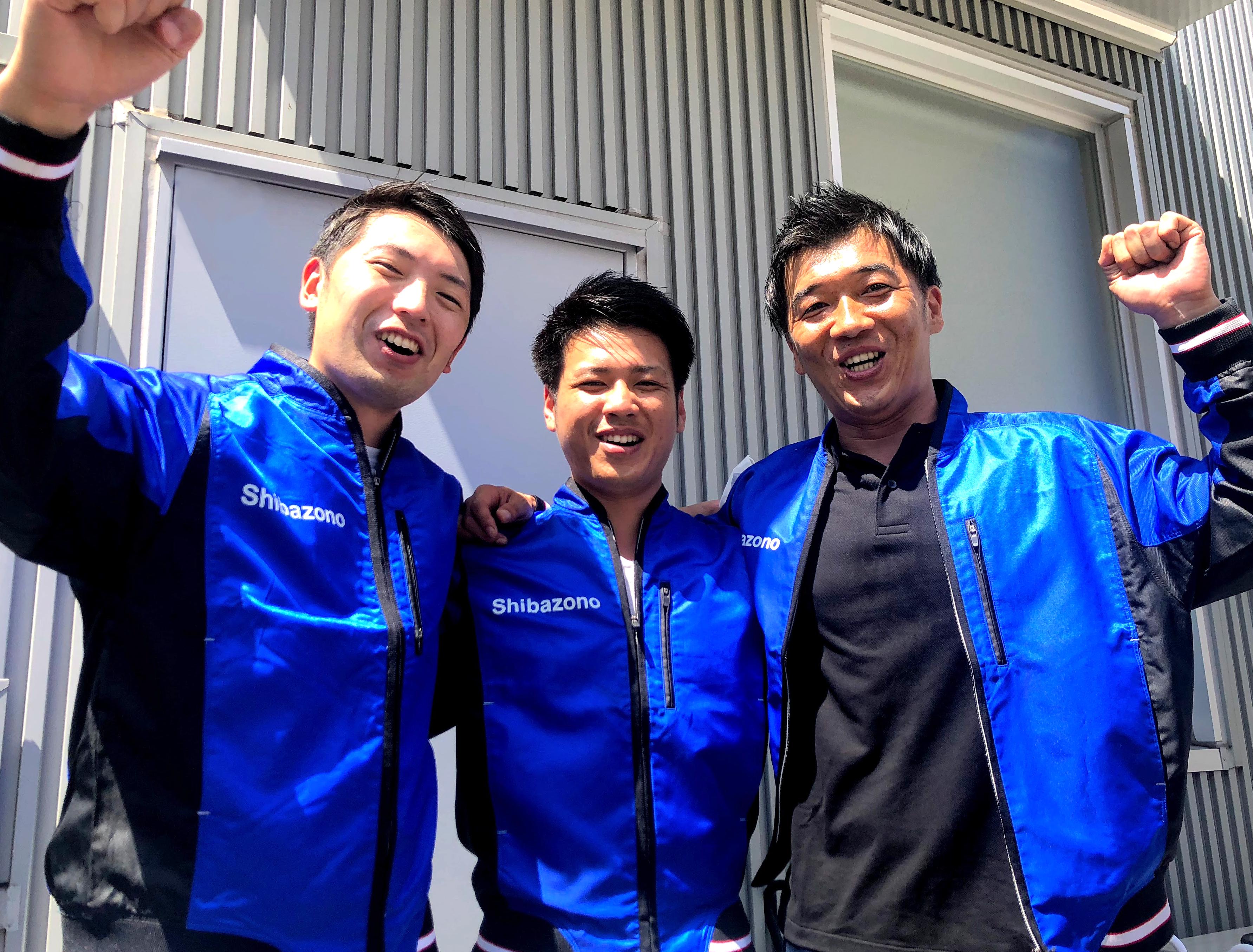 通称"芝ジャン”を着た公共サービスサポート事業部の社員たち。3人とも担当現場は違うものの、現場を統括する社員としてオンライン上での事例共有や相談ゴトで積極的につながっている。