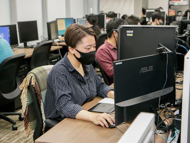 デザイナーが中心の会社であり、上下関係ないフラットでフランクな雰囲気のもと、活発なコミュニケーションが行われている。