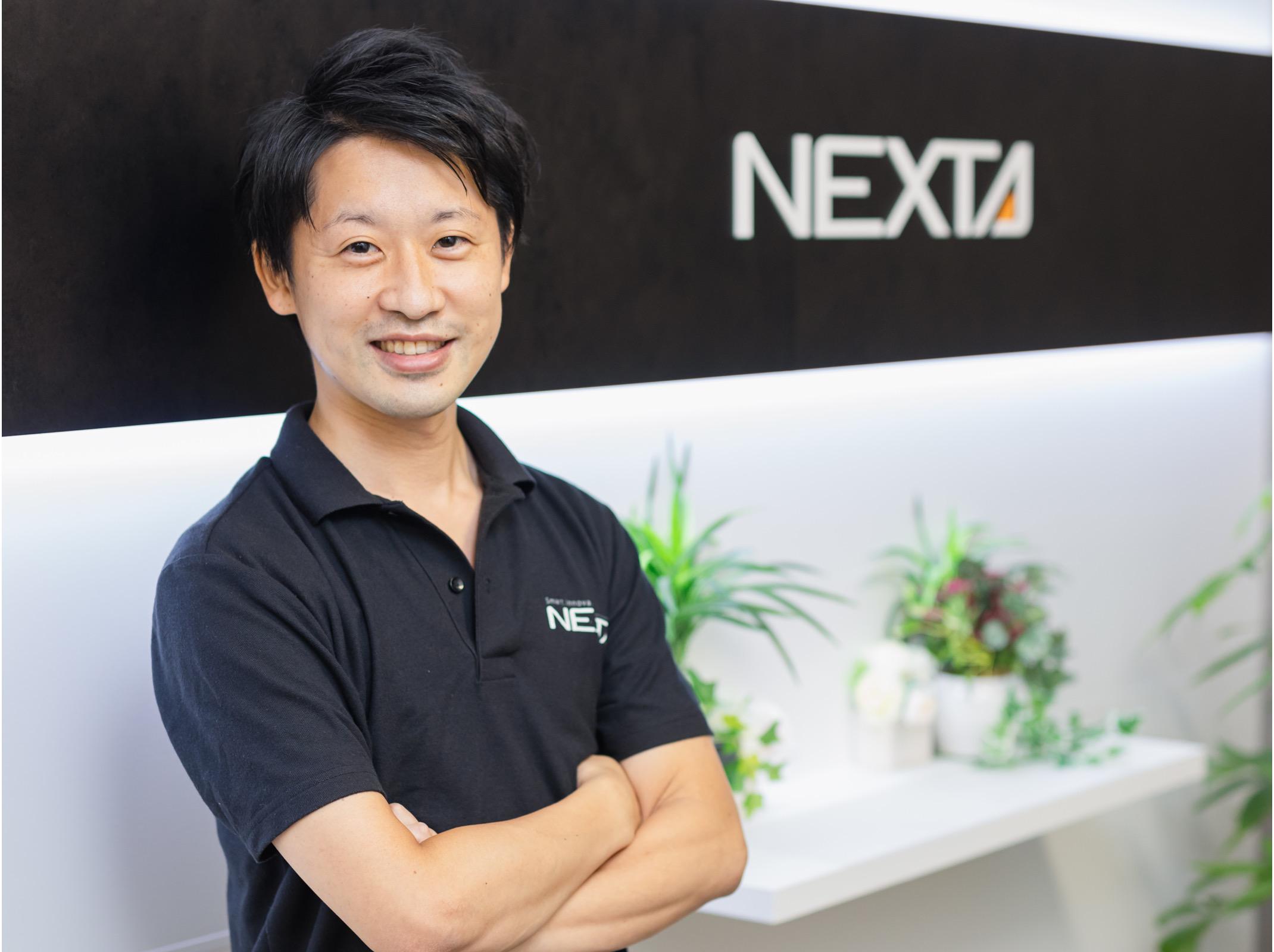 代表の永原は元キーエンス No.1 営業。学生時代に Java で Web アプリ開発などのエンジニア経験あり。これらの経験から製造業とITの両方に精通しているのがネクスタの強み。