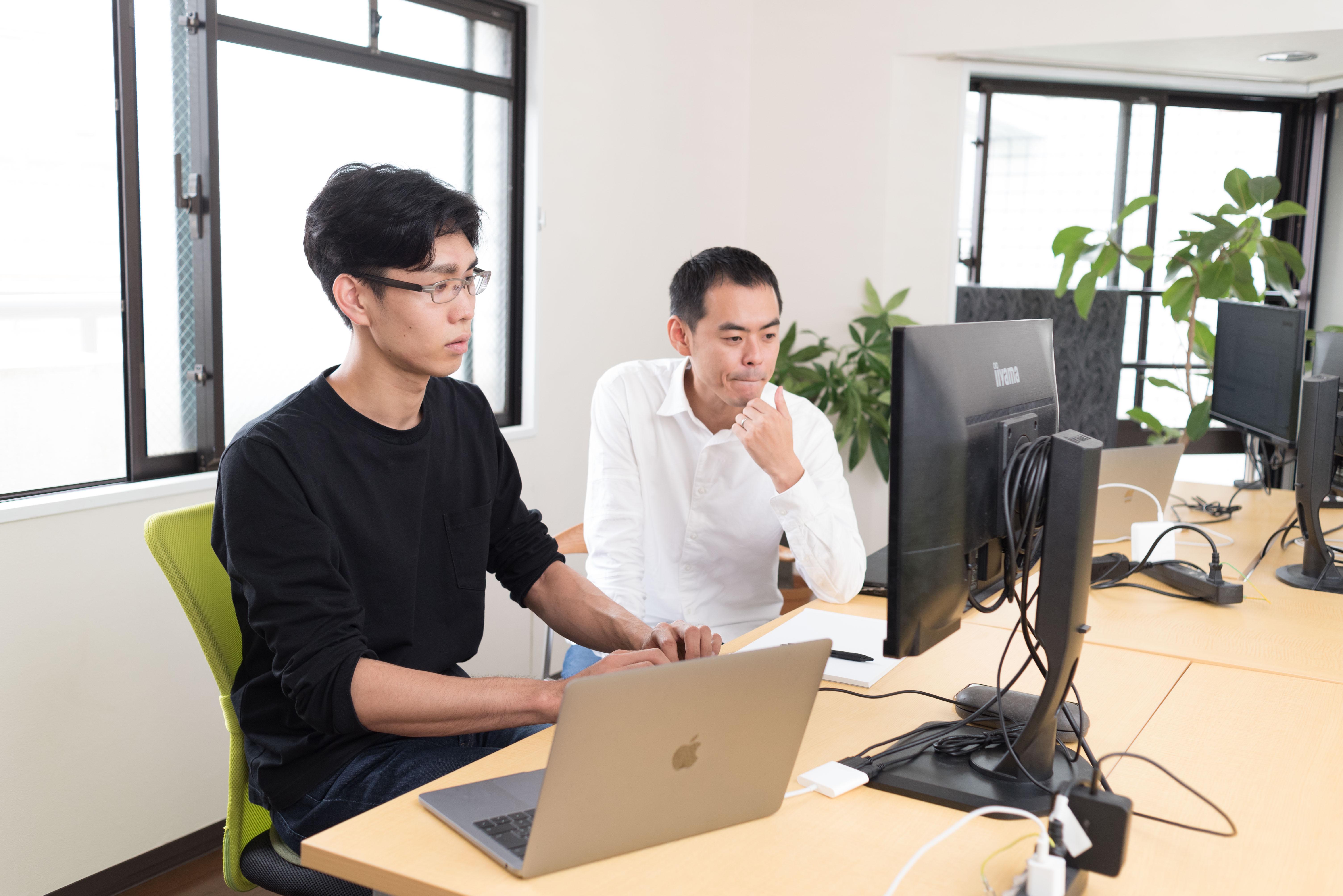 東京と関西を拠点にフルリモート体制で開発を行い、上場企業を含む複数の大手製薬企業にプロダクトを提供している急成長中のベンチャー企業だ。
