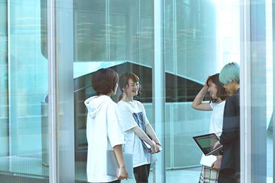 スクラム開発のため、一人に作業が依存することがなく、チーム全体でカバーできる体制が整っています。一人の業務負担がかからない分、入社年次問わず休みやすい雰囲気です。