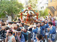 地域の神輿巡業にも参加