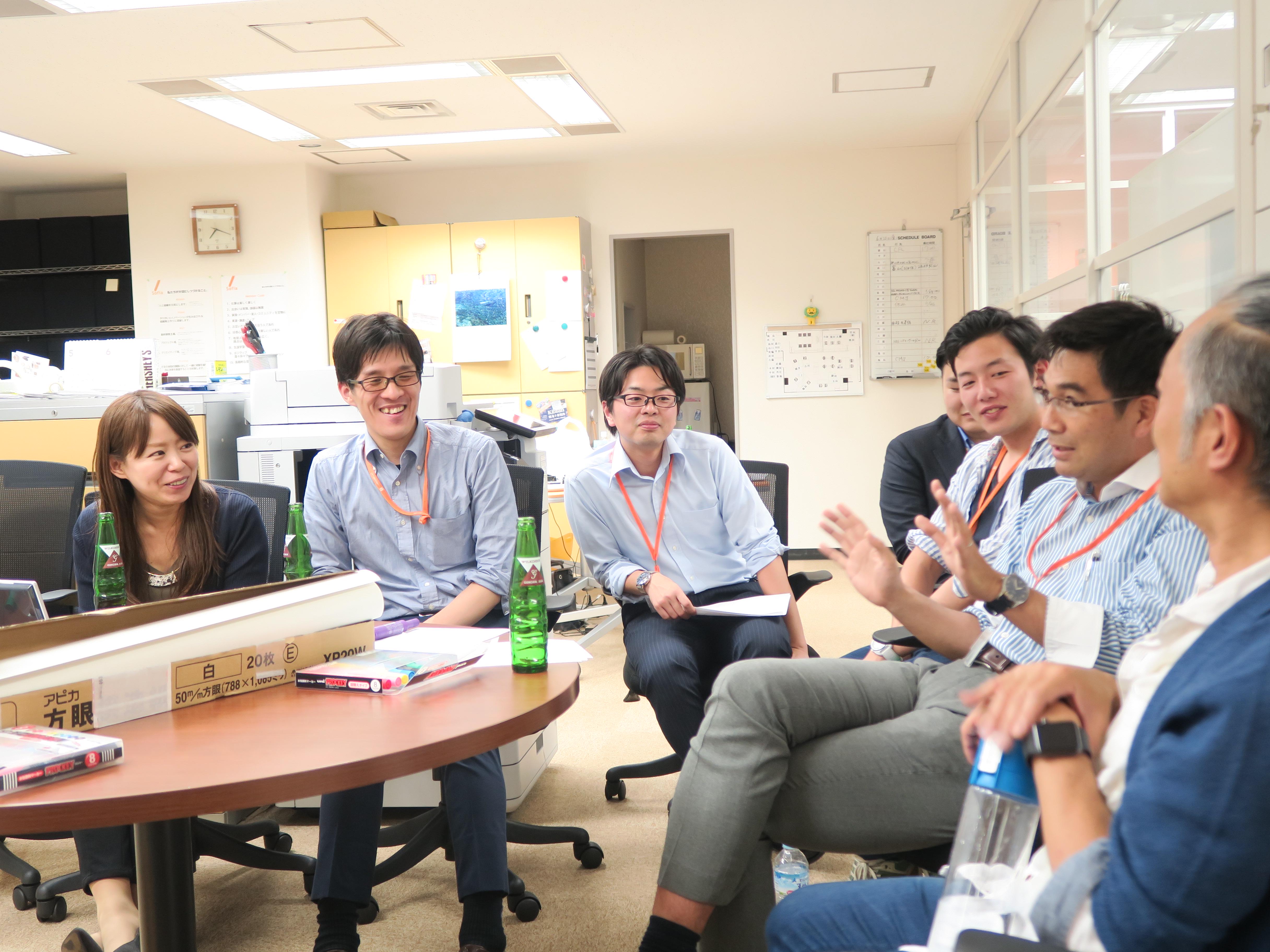 「自分たちの働く場は、自分たちでつくる」日頃から小さな問題意識も共有し、自分たちで解決するなどの取り組みを実施。テレワークも一人の社員の問いかけから2013年から開始していた