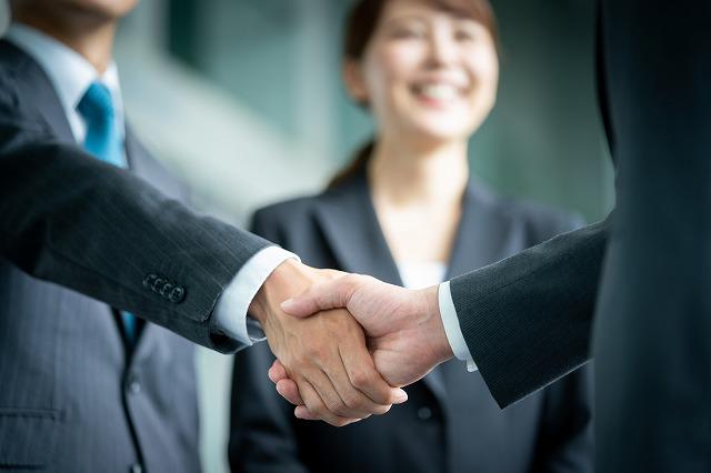 クライアントとは直接契約が9割以上。営業活動は一切おこなわず、案件は自社サイトからの反響が85％、紹介が15％の比率。