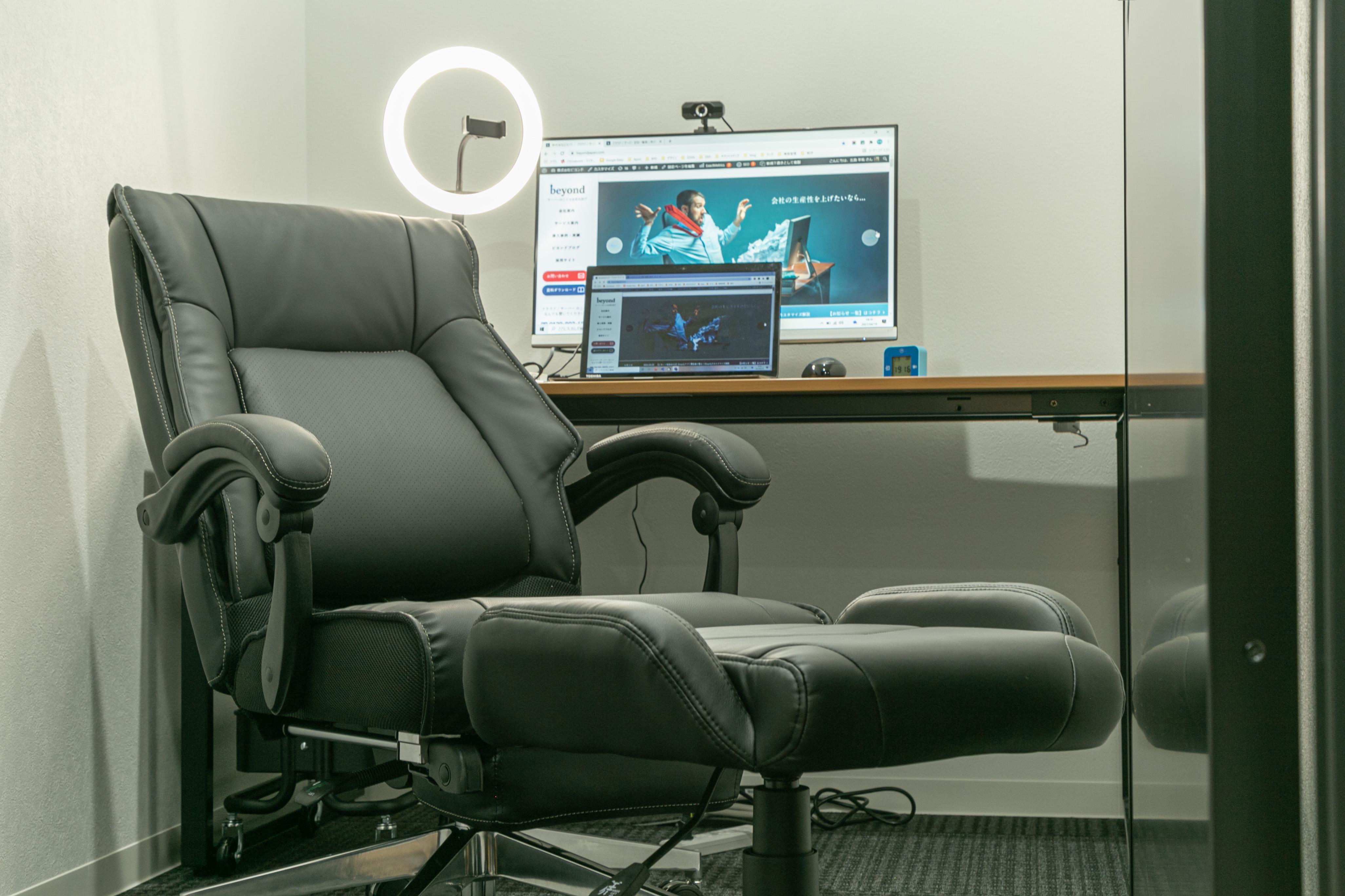 オンラインの打ち合わせが増えたことから、個別ブースも新設しました。