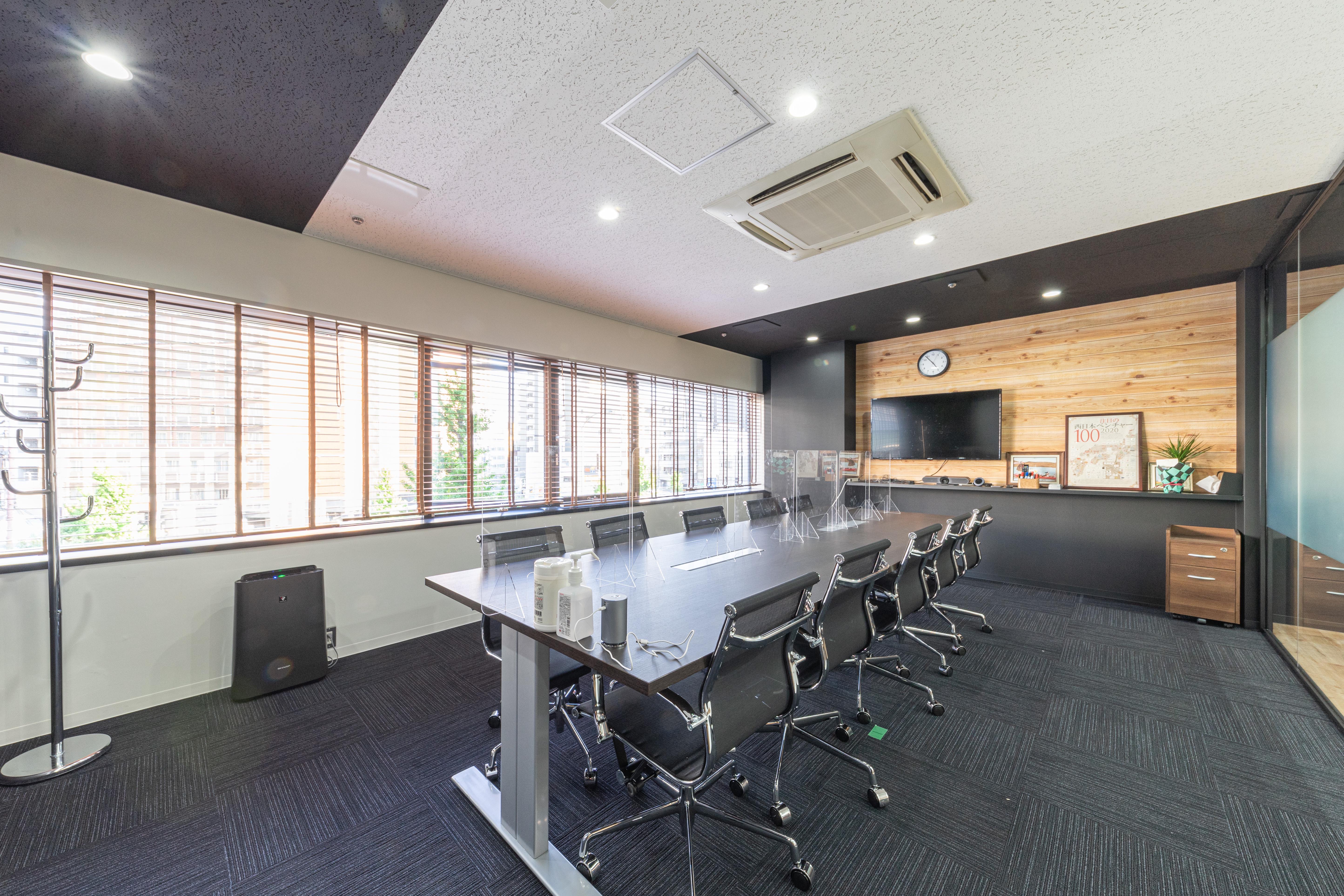 会議室には窓を設置しており、空気清浄機やCＯ2センサーも揃えています。