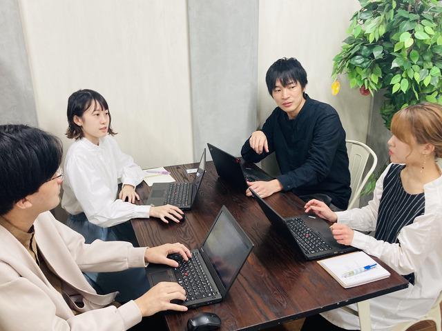 商品の企画以外にも、イベントの企画・運営や自社店舗運営を手掛けている点も特徴として挙げられる。