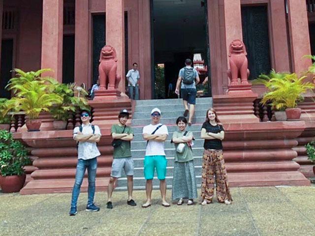 主な福利厚生は、各種社会保険完備、育児支援制度、フリードリンク、カフェバーラウンジ、リラクゼーションスペース（リクライニングソファあり）。服装・髪型・髪色・ネイル・ピアスは自由で、社員旅行も全額会社負担で行っている（現在は休止中）。副業OKで、リモートワークやテレワーク等、在宅勤務もOKだ。