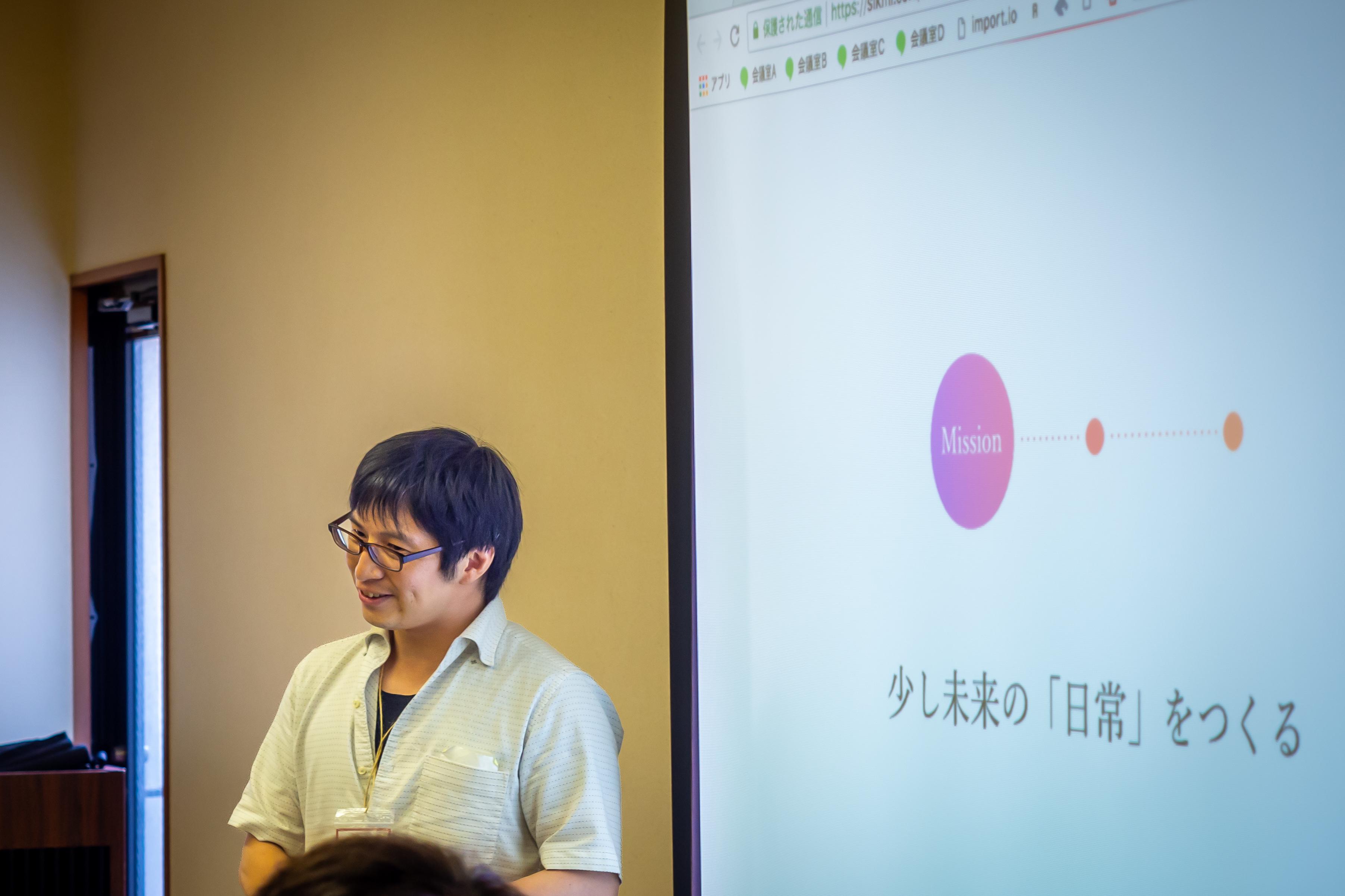 事業計画を発表する代表 車