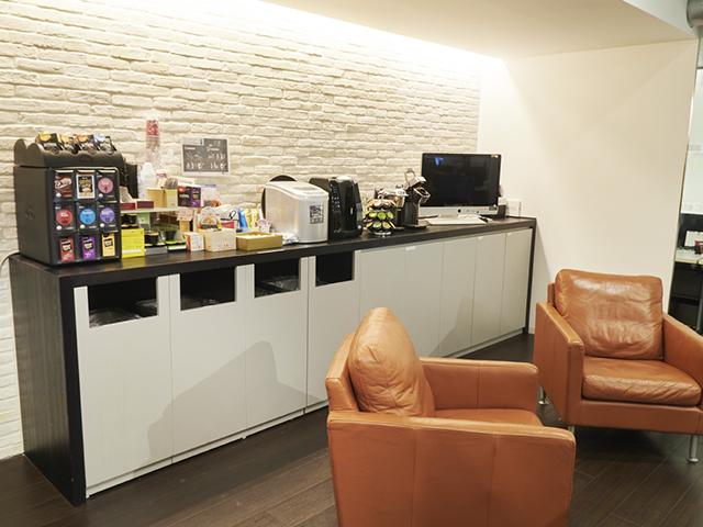 ドリンクコーナーが充実しており、自由にコーヒーや紅茶などが飲み放題です♪