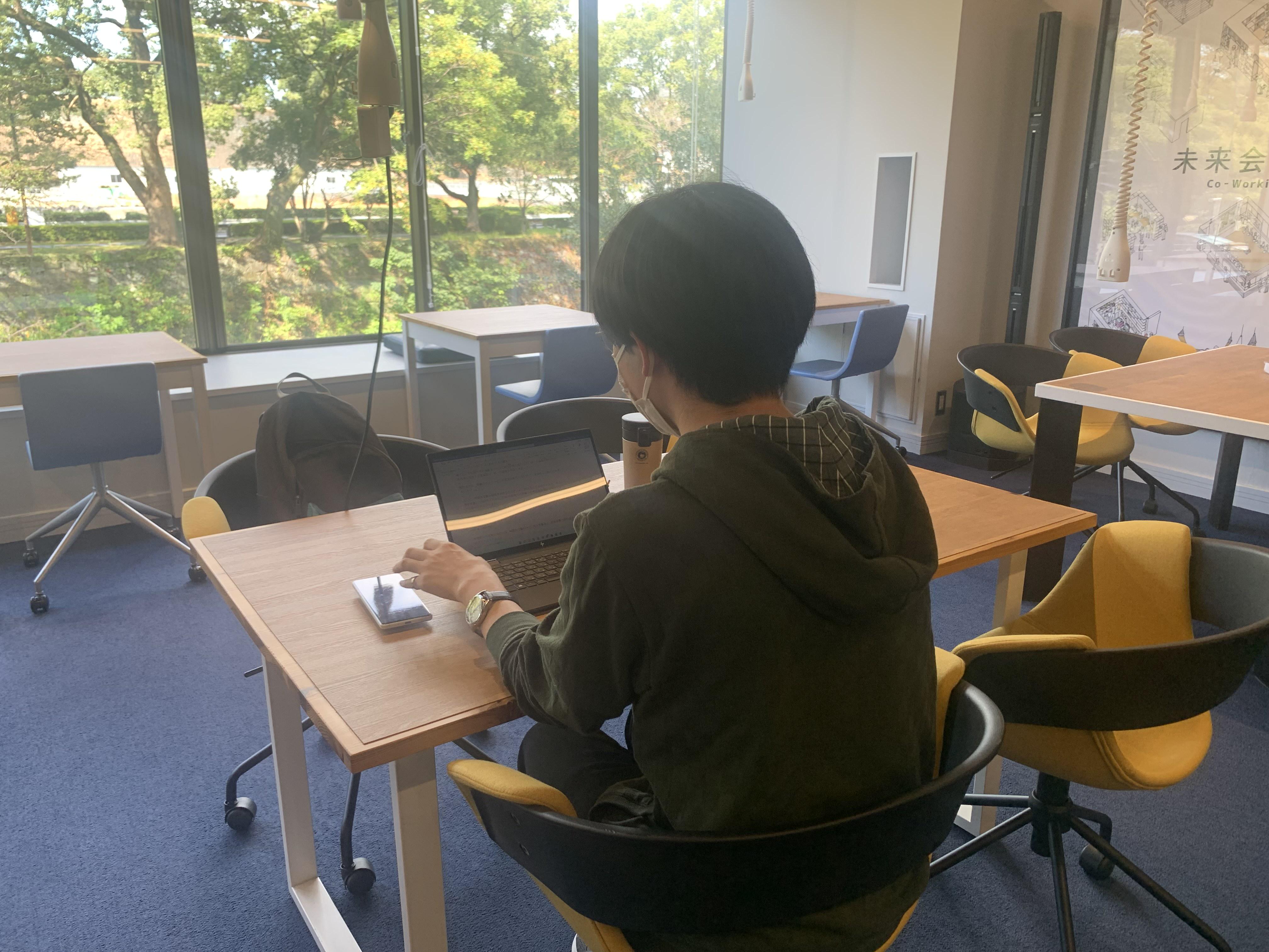 メンバーの働きやすさを考え、10名規模の個室とコワーキングスペースを併用しています。熊本城のお濠を見ながら業務ができます。