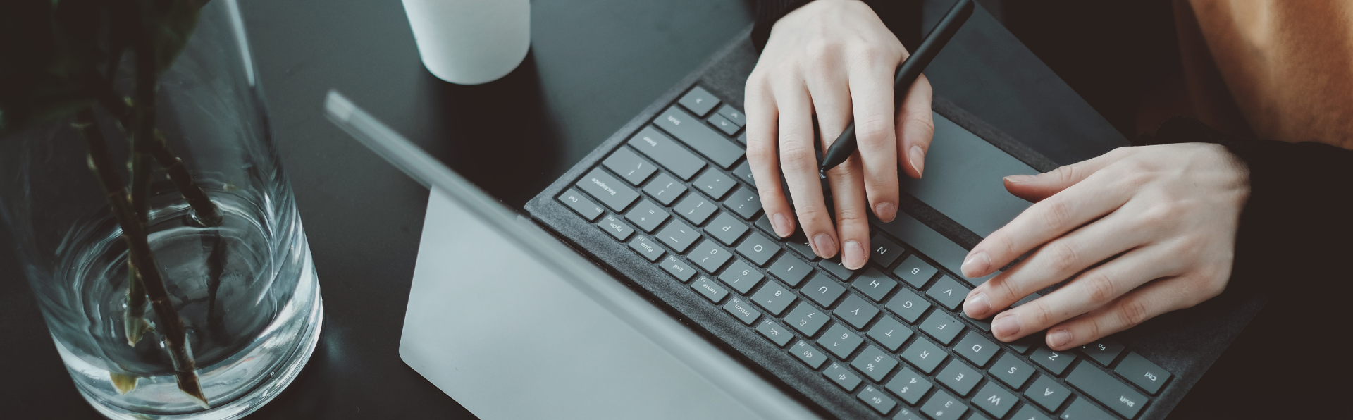 弊社はオフィスで働くメンバーの情報流通を最適化する事も重要な事と考えています。

従業員の皆様の業務環境を整えることで生産性を高め、ワークライフバランスの取り組みを推進しています。 
様々なITツールを使用しての場所の制限からの解放、時間制約からの解放を推進し、無駄な経費の削減を行い、合理化・最適化で人間に寄り添ったビジネスを追求しております。
弊社は皆様の考え方・アイデアを大切に扱う会社です。
是非ともご参加いただき、より良い世界を作っていく一員となっていただければ幸いです。
