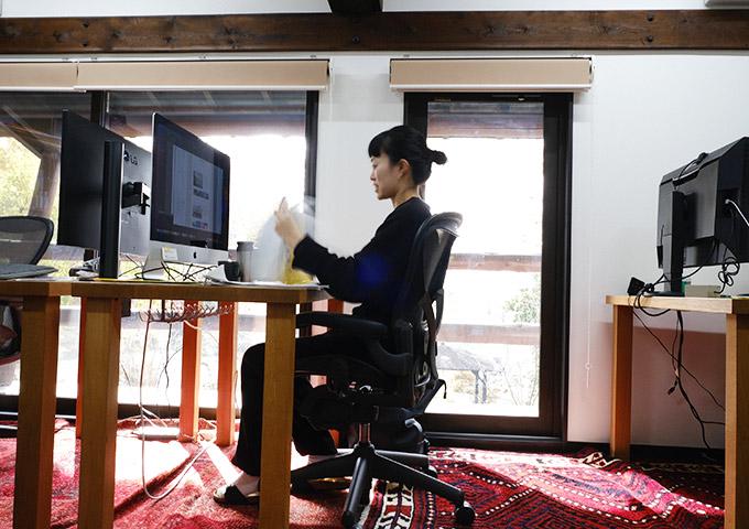 ２階にある個室での仕事風景